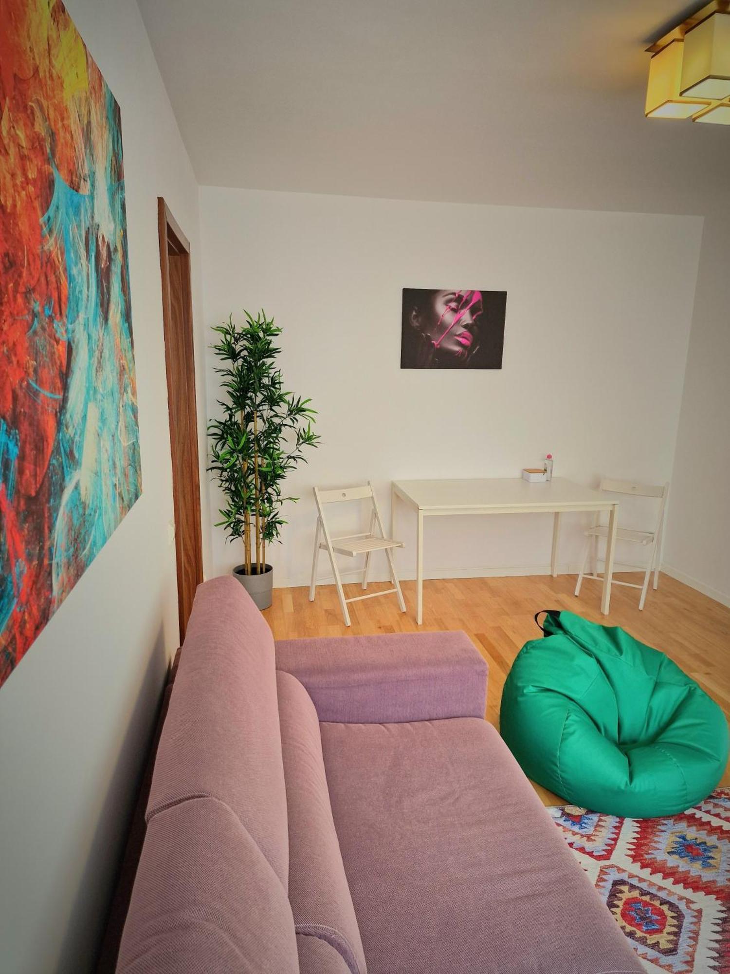 Old Town Central Oasis - Secured Parking Nearby - Self Check In - Metro Station At 1Min Bukares Bagian luar foto
