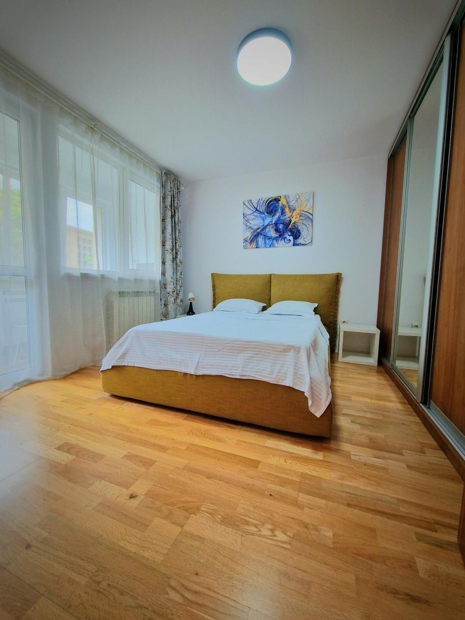 Old Town Central Oasis - Secured Parking Nearby - Self Check In - Metro Station At 1Min Bukares Bagian luar foto