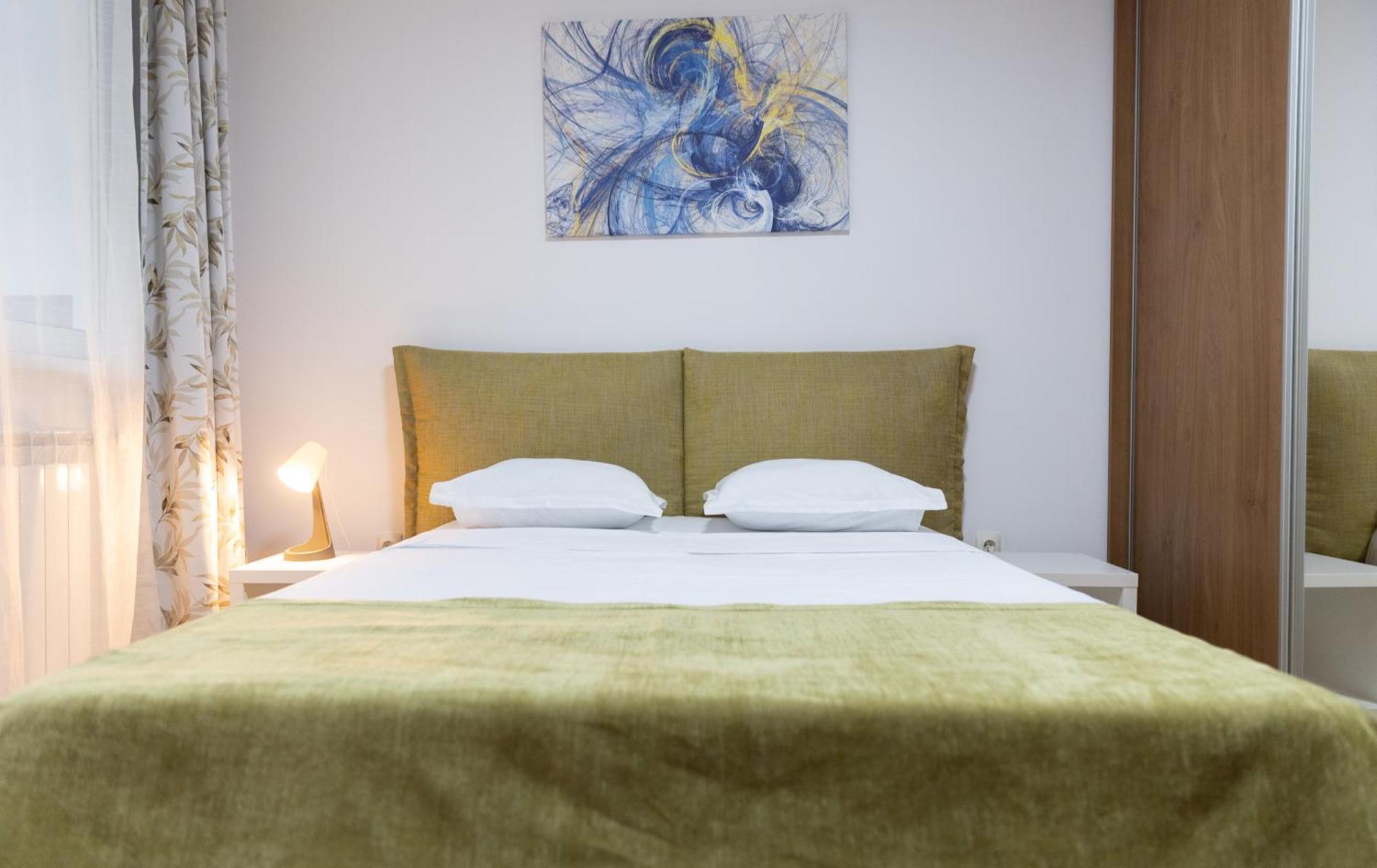 Old Town Central Oasis - Secured Parking Nearby - Self Check In - Metro Station At 1Min Bukares Bagian luar foto